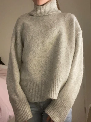 Ljusgrå polotröja från Zara - Jag säljer min mysiga ljus gråa stickade tröja från Zara, den är i storlek M men passar mig utmärkt som är xxs❤️pris kan diskuteras(men tar nästan alla prisförslag!)❤️