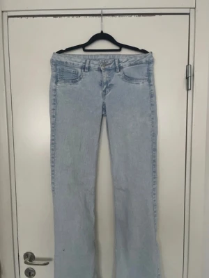 ljusblåa lågmidjade jeans - lågmidjade jeans ifrån h&m som inte kommer tills använding 💕 skriv privat för fler bilder!!