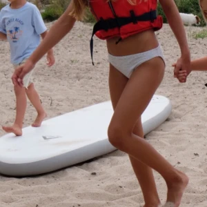 2 bikinis - Snyggaste bikinisarna i vitt och turkost!! Inte säker på exakta skicket men tror de är helt i nyskick så finns det intresse, skriv gärna privat så skickar jag vidare information om skick och sånt!! En för 99 men båda för 150 så bättre paketpris💞kan också gå ner i pris vid snabb affär