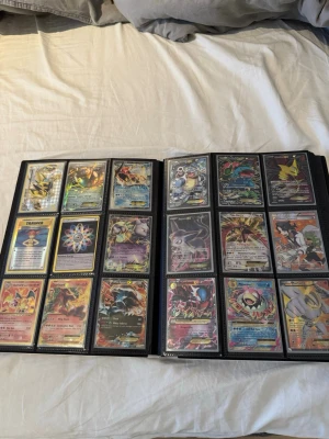 Pokémon kort  - Tja, säljer ett bra gäng med gammla/sällsynta kort. Både stora kort till små mynt. Säljer eftersom de bara ligger och tar plats hemma. Över 150 pluss kort som anses vara vintedge. Finns flera bilder men då är de bara att hojta av sig. Är du ute efter en/ flera specifika i denna samling hör av dig. Har fått ett värde kring 7.500kr  🐉 hela samlingen säljs helst i ett köp 