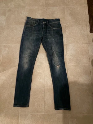 Blå skinny jeans från George, strl 32 - Säljer ett par blå skinny fit jeans från George i storlek 32. Jeansen har klassisk femficksdesign, slitningar och en snygg tvättad look. Perfekta för dig som vill vara lite schystare nu till våren och vara mer slickad än Lars-ola.💫Priset är inte hugget i sten, hör av dig vid eventuella funderingar!😜 Med vänlig hälsning, Avenue archive, Tjeneritz!😘