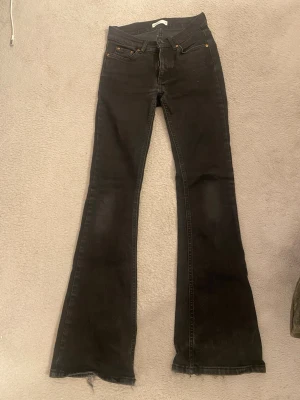 Svarta bootcut jeans - Säljer ett par svarta jeans med bootcut-modell. 