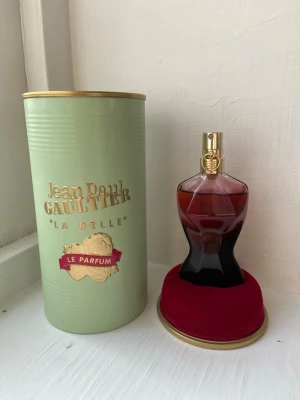 La Belle Le Parfum - Jean Paul Gaultier La Belle Le Parfum har en ikonisk flaska och är känd för sina söta, fruktiga och vaniljiga toner med inslag av amber och vita blommor. Perfekt för dig som vill sticka ut med en modern och ungdomlig doft. 🩷 Full flaska endast testad, 30ml 