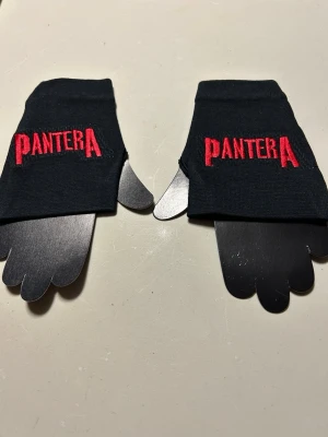 Pantera vantar med broderad text. Onesize. - Helt nya vantar med broderad text. Material i bomulls stretch.
