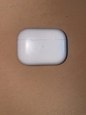 AirPods Pro  - Lite smutsiga men är som ny, allt funkar bre inga problem, för bevis på äkthet kontakta mig 