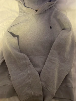 Grå polo ralph lauren hoodie - Stil ren hoodie från polo ralph lauren men fodring intill. Barnstorlek L, skick 9/10