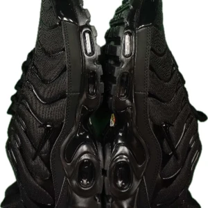 Nike TN sneakers - Säljer ett par helsvarta Nike TN sneakers med chunky sula och synliga luftbubblor. Ovandelen är i mesh och syntet med vågiga detaljer och snörning. Klassisk Nike-logga på plösen och sidan. Grymt streetwear-vibe och passar perfekt till jeans eller joggers.