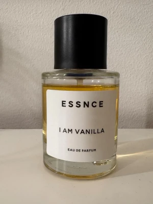 Essnce I am vanilla Parfym - Använts ett par gånger. Luktar supergott men säljer då vaniljdofter inte är för mig.                Toppnoter är vanilj, orkidé och jordgubbe Hjärtnoter är tonkaböna                               Basnoter är mysk, brunt socker och amber wood