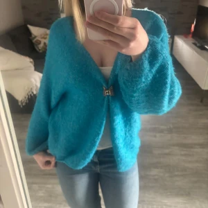 Stickad Kofta - Stickad kofta från lindex 😊 super snygg färg ! Jag är 170, det är mina bilder. skriv gärna innan köp ^^ finns kvar tills markerad som såld