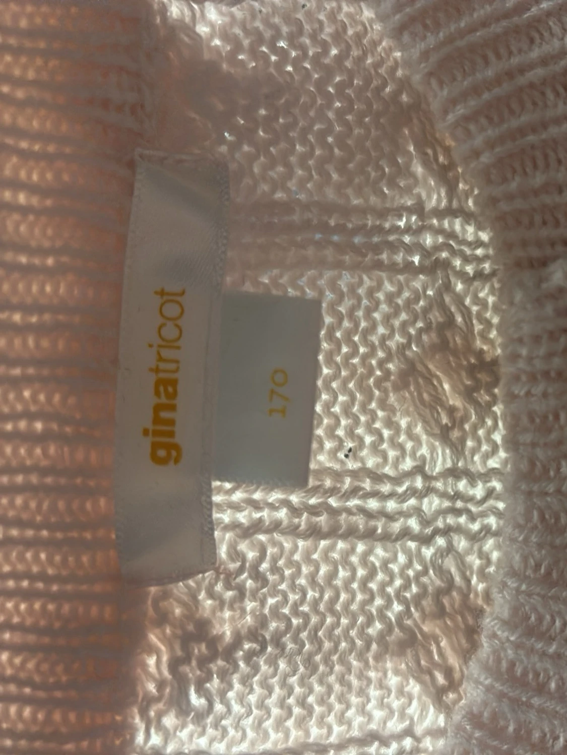 Ljusrosa kabelstickad kofta med guldknappar - 2