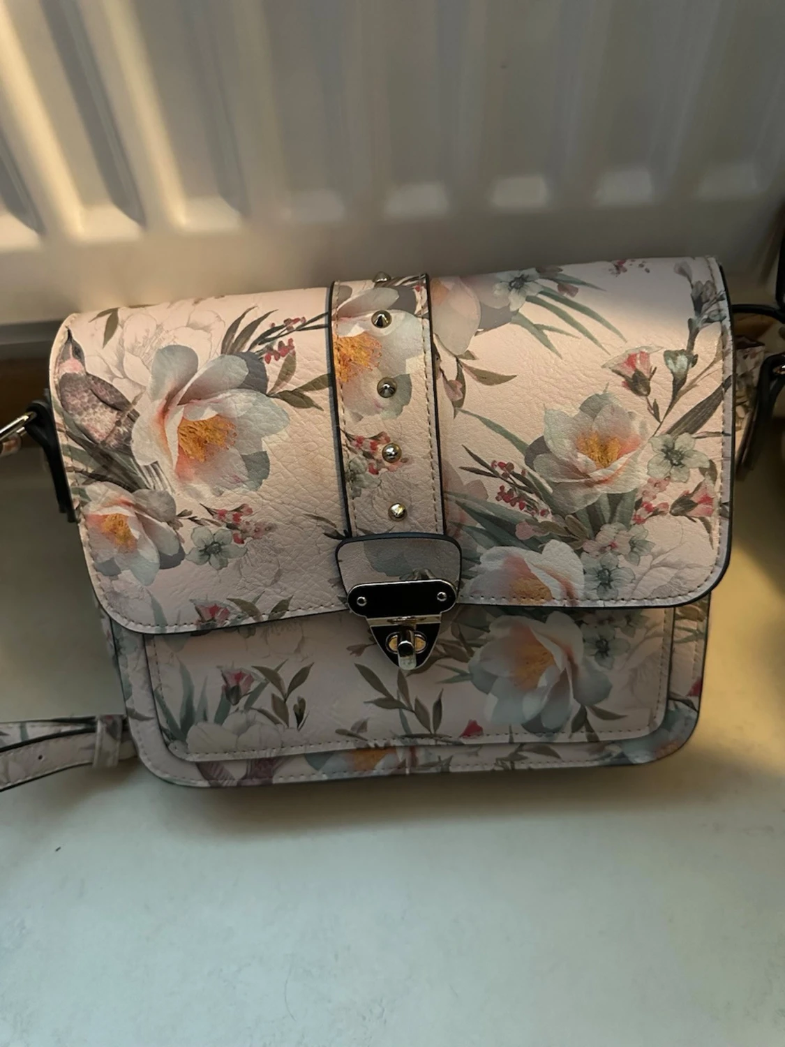 Blommig axelväska med metallspänne
