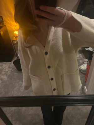 Beige kofta - Säljer min fina kofta med från Zara! Storlek S men lite oversized. Nypris: 699 kr och lappen + original lådan är kvar. 50% ull och aldrig använd. Köp billigare på vinted: amanda08.b 🤭