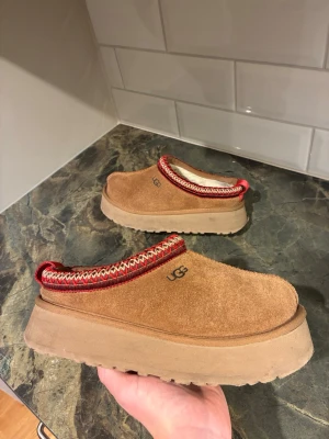 UGG Tasman  - Hej!  UGG Tasman storlek 37   Finfint skick   Små tecken på användning vid hälarna men stör inte bekvämligheten   Ge gärna ett prisförslag🌸