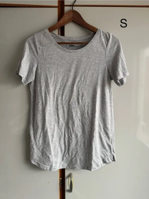 Grå topp - Passar på att göra om mina annonser så du kan få gratis frakt (gäller i 7dagar) står det ej gratis frakt så har tiden passerat. 🌹❤️ alla mina kläder är i fint/okej skick utan större defekter om inget annat står . Allt är använt så vanligt slitage kan förekomma 