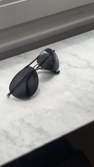 Ett par svarta glasögon - Ganska ovanliga klassögon:) dessa glasögon har varit ens polischefs glasögon men samtidigt också en ledare in försäljning.