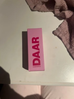 DAAR Cosmetics blushstick Coral Crush - Säljer en blush stick från Daar pgv att färgen inte passade just mig. Helt ny och endast provad en gång på HANDEN. För att se bättre bilder på hur den ser ut kan du kolla på daar Cosmetics hemsida. Färgen är coral crush. Nypris 229