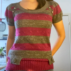 Randig stickad tröja  - Super cool tröja, säljer då den inte kommer till användning. 