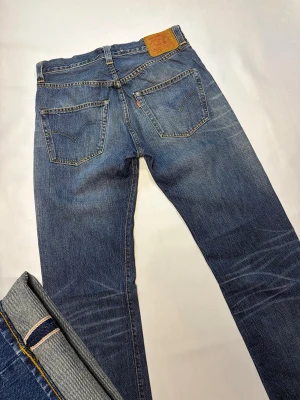 LEVIS 501XX SELVEDGE BIG ”E” - Sjukt feta och sällsynta Levis 501XX Selvedge med stor ”E” på backtaben✔️XX=Hög Kvalitet på tyget✔️W30 L34 20cm benöppning✔️Skriv vid minsta fundering✔️