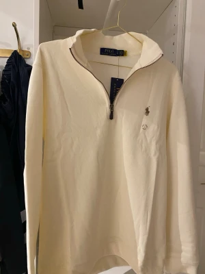 Ralph Lauren Quarter Zip - Storlek L men tröjan är väldigt slim fit så passar mer som en M. Helt ny och taggen finns kvar 