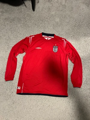 Röd England kit från 2004-2006 - den är väldigt sällsynt. storlek. XL. nytt skick