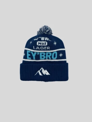 Eybro mössa  - Håll värmen med stil! Våra mössor är gjorda för afterski, fest och gemenskap – lika sköna i backen som i baren. 🎿 Tillverkade i mjukt, värmande material med en tidlös design som passar både vardag och äventyr. Ett måste för dig som gillar stil, komfort och goda vibbar. ❄️