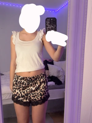  Vit Spets t shirt  - Säljer en jätte fin t shirt som är jätte bra och fin till sommaren!📍