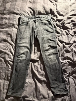 Grå replay jeans - Säljer ett par grå jeans från Replay i bra skick då jag rensar garderoben. 