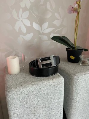 H bälte svart silver  - ● Ny och aldrig använt. Litet verktyg för att göra hål med är inkluderad 👍  ● Storlek: 115cm.   ● Fraktar inom 24h, så att du får paketet så fort som möjligt! 📦 Vid frågor eller intresse, dm. 😁