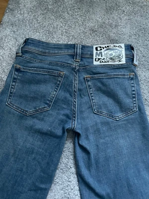 Blåa lowrised jeans cheap monday  - Säljer ett par blå bootcut jeans med  utsvängda ben. Jeansen är helt nya dom är lowrised aldrig använda bra material sköna storlek är 24/30 jätte bra kvalité. Pris kan ändras på bra förslag.