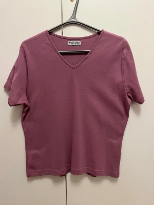 Lila t-shirt med v-ringning Fresh Spirit strl 46/48 - I mycket bra skick. Tillverkad i 100% bomull. Storlek 46/48.