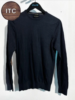 Massimodutti tröja - Snygg mörkblå tröja från Massimo Dutti med klassisk rund hals och bruna mockalappar på armbågarna. Långärmad modell i tunnare ullmix som passar perfekt till lager på lager. Enkel men stilren design som funkar till det mesta.