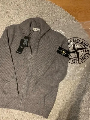 Stone Island full zip - Tjena! Säljer en riktigt snygg stone island zip tröja i nyskick. Priset ej fast! Skriv gärna vid frågor och funderingar 🙂