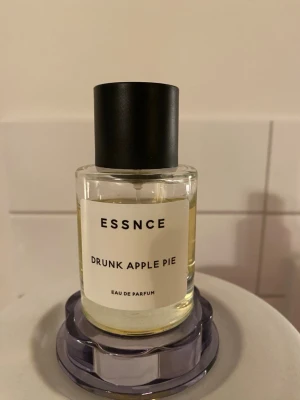 ESSNCE Drunk Apple Pie EdP - Upptäck ESSNCE Drunk Apple Pie Eau de Parfum – en unik och lekfull doft i stilren flaska. Perfekt för dig som vill sticka ut och testa något annorlunda. Flaskans design är enkel och modern. Mysig o varm doft som dom flesta gillar. Mängd o skick framgår på bilderna