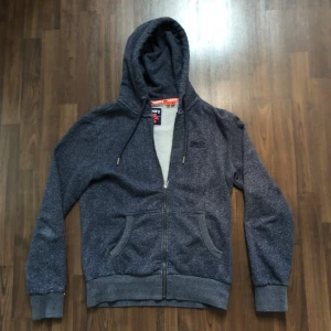 Superdry hoodie  - Tja! Säljer en as fet zip hoodie från Superdry. Najs passform och skönt material. Hör av dig vid funderingar’