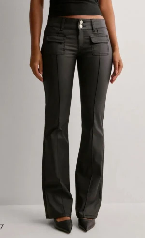 Svarta bootcut-byxor från Nelly - Snygga svarta bootcut-byxor från Nelly. Använda några gånger men fortfarande i jättebra skick. köpte för 550 kr. 
