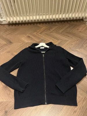 Full zip  - Säljer denna schyssta full zipen i storlek S. Den är i mycket bra skick. Har bra passform och sitter som en smeck. Priset är inte hugget i sten och kan diskuteras!! 🤩🤩🙌