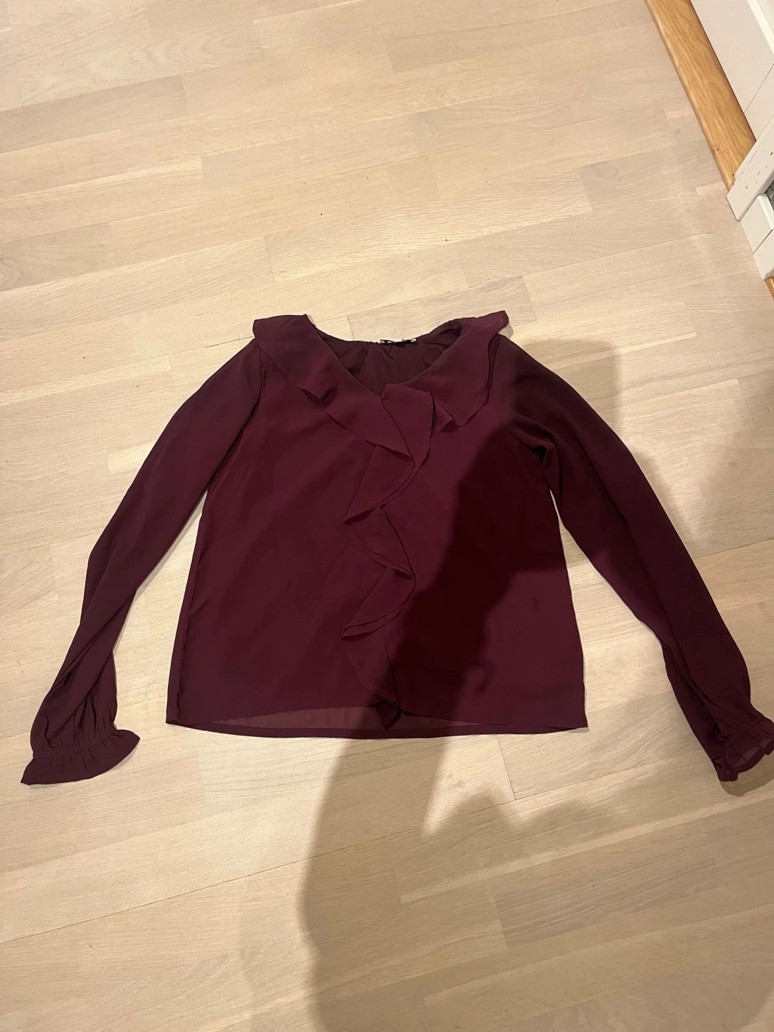 Vinröd blus med volangdetalj - 2