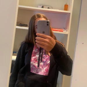 Svart The Cool Elephant hoodie - Svart hoodie från The Cool Elephant med ett snyggt tryck. Använd en del men i bra skick. Kan inte garantera helt helt fläckfri men inget man ser från långt håll såklart! Den är i storlek S/36.🩷