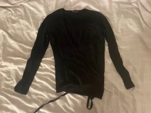 Svart omlottkofta med paljettdetalj - Svart omlottkofta från MarPhilippe i storlek S. 