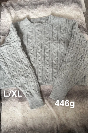 Stickad tröja  - Kort modell. Fint använt skick. Stl L/XL