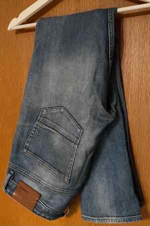 Dobber jeans - Märke: Dobber |  Modell: The Postman |  Passform: Slim |  Storlek: 31/32 |  Färg: Blå |  Skick: 7/10 | Defekter: Endast tecken på användning |  Ställ gärna frågor!