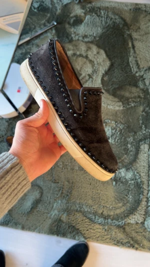Loafers Louboutin  - Sjukt snygga Louboutin loafers i okej skick. Alla spikar är kvar!! Mockan är något sliten. Självklart äkta!! Inget og ingår.