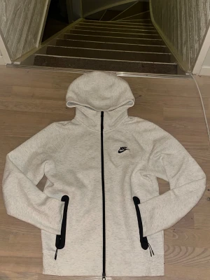 Nike tech fleece vit  - Säljer denna Nike tech fleece som använd 2 gånger. Nypris 1400kr, skriv vid funderingar