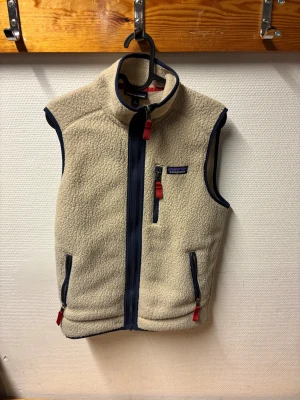 Pantagonia Väst - Fet beige väst från pantagonia. Västen är i strl xs och i riktigt bra skick.! Västen är i ett skönt ull material och perfekt för lagar på lager outfits! Väldigt bekväm! Skriv vid minsta fundering eller önskemål av fler bilder!💯