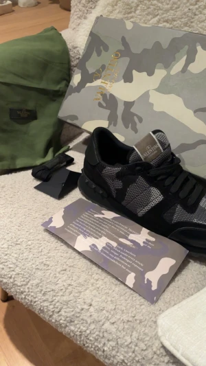 Valentino Rockrunner sneakers camo svart - Snygga Valentino Rockrunner sneakers med svart och grått camouflage-mönster. Skriv i dm om ni har några funderingar.
