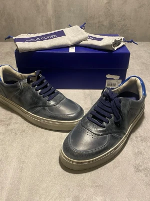 Jacob Cohen skor  - Säljer ett par feta Jacob Cohen skor skor | allt oh tillkommer | skicket på skorna är 10/10 helt nya | storlek 43 | ny pris 800: mitt pris är 3499| skriv vid frågor och funderingar    