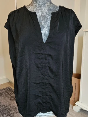Kortärmad blus  - Svart kortärmad blus i fint skick. 