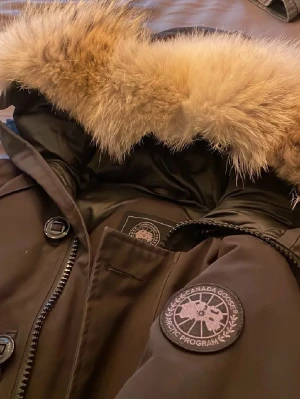 Canada goose black label chateu parka  - Begagnad Canada goose parka, i väldigt bra skick. Päls medföljer. Nypris 20,500, skriv vid frågor och pris förslag 😁