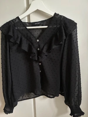 Svart Zara blus - Jätte snygg svart blus från LCW vision som tyvärr inte har kommit till användning. I storlek S och är jätte snygg på fest eller i skolan💗💗