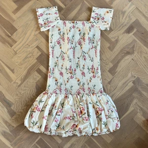 Klänning  - Så fin och slutsåld klänning ifrån hm! Säljer dyrt eftersom att den är väldigt eftertraktad💖 är bortrest just nu så postar om en vecka 